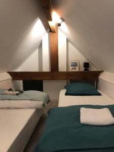 Zimmer mit 2 Betten im Dachgeschoss in der Unterkunft Maison Guerande La Baule in Guérande