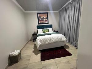 ein Schlafzimmer mit einem großen Bett in einem Zimmer in der Unterkunft Tintswalo Elegant Apartments in Giyani