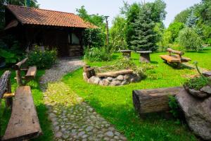 un giardino con panchine e gazebo di Letnisko Sikory a Sikory