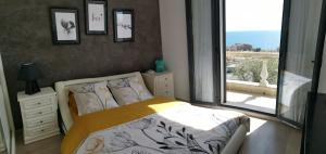 Кровать или кровати в номере Dimar Cap d'Ail