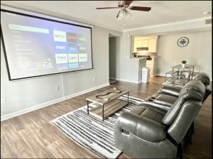 Fotografie z fotogalerie ubytování Double Queen Suite Home Theater WiFi Room 3 v destinaci Morrow