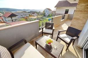 een balkon met stoelen en een tafel bij Stars Apartments in Tivat +51 foto's