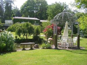 バート・ブーハウにあるFerienwohnung Hummelの庭園(ガゼボ、芝生のベンチ付)