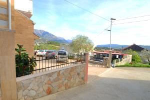 een hek voor een gebouw met bergen op de achtergrond bij Stars Apartments in Tivat