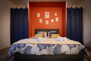 a bedroom with a bed with towels on it at Le Jardin Secret in Saint-Omer
