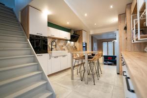 a kitchen with a table and some chairs in it at Le Jardin Secret in Saint-Omer