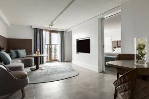 een woonkamer met een bank en een tv bij Amsterdam Marriott Hotel in Amsterdam