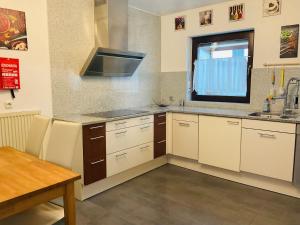 Kuchyň nebo kuchyňský kout v ubytování Ferienwohnung Raevenhof