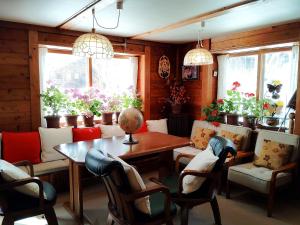 Snowfall Meteor 飛雪流星 في Kaminoyama: غرفة طعام مع طاولة وكراسي ونباتات