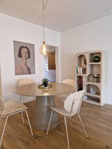 - une salle à manger avec une table et des chaises dans l'établissement Gezellig appartement in Vilvoorde, à Vilvorde