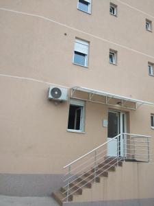 een gebouw met een luidspreker aan de zijkant bij Studio vitez in Mirijevo