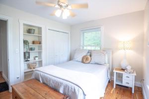 une chambre avec un lit et un ventilateur de plafond dans l'établissement The Wayside Cottage, à Nashville