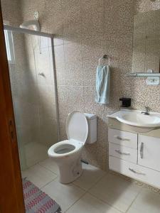 een badkamer met een toilet en een wastafel bij Ranchinho Santa Luzia in Campos do Jordão