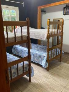 1 Schlafzimmer mit 2 Etagenbetten in einem Zimmer in der Unterkunft Ranchinho Santa Luzia in Campos do Jordão