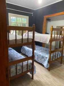 - une chambre avec 2 lits superposés et une fenêtre dans l'établissement Ranchinho Santa Luzia, à Campos do Jordão