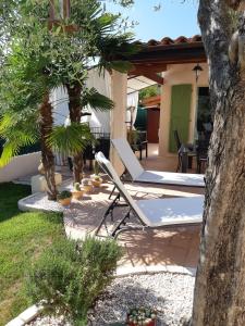 - deux chaises longues sur la terrasse dans l'établissement Maison de vacances à Pégomas avec piscine - 3 chambres - 5 personnes - Jardin et parking privatif, à Pégomas