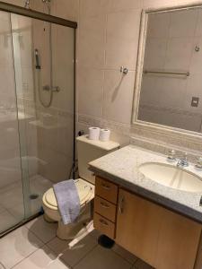 een badkamer met een toilet, een wastafel en een douche bij Get a Flat 909 - Conforto Ibirapuera in Sao Paulo