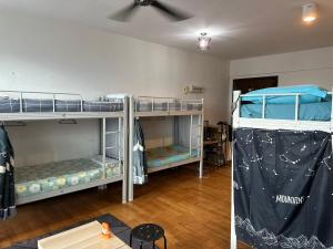Двухъярусная кровать или двухъярусные кровати в номере Infinity Skypool Hostel