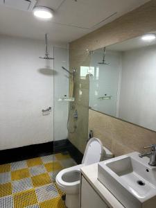 Ванная комната в Infinity Skypool Hostel