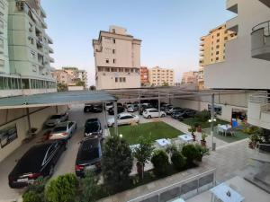 einen Blick über einen Parkplatz in einer Stadt in der Unterkunft Villa Balani in Durrës