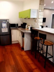 圖勒的住宿－Chez coco，厨房配有柜台和冰箱。