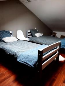 2 camas individuales en una habitación con ático en Chez coco en Toul