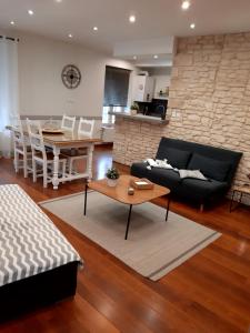 圖勒的住宿－Chez coco，客厅配有沙发和桌子