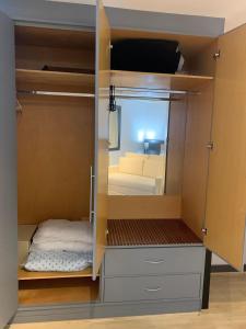 a room with a closet with a bed in it at Get a Flat - 703 Luxo e Conforto - Ibirapuera in São Paulo