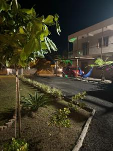 帕蘇迪托雷斯的住宿－Bella Praia apartamento Girassol，街上晚上有楼房和树