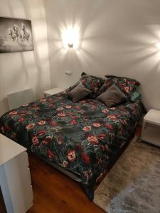 um quarto com uma cama com colcha floral em Appartement Fizu em El Serrat