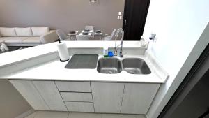 A cozinha ou kitchenette de Stylish Condo In Tribeca
