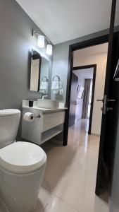 Uma casa de banho em Stylish Condo In Tribeca