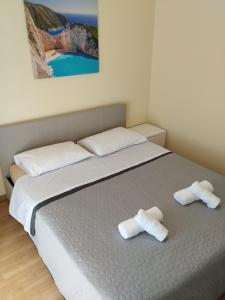 - un lit dans une chambre avec 2 serviettes dans l'établissement Papoulias Suite, à Thessalonique