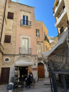 un edificio con tavoli e sedie di fronte a un edificio di La Gioconda Exclusive Suite a Bari