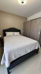 Uma cama ou camas num quarto em Stylish Condo In Tribeca
