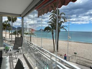 einen Balkon mit Blick auf den Strand in der Unterkunft Altea Beach Apartment in Altea