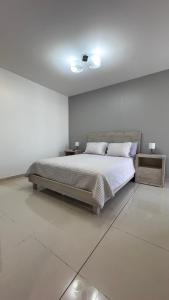 Uma cama ou camas num quarto em Stylish Condo In Tribeca
