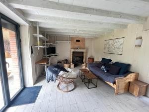una sala de estar con un sofá y una mesa en Chez Jean-Jean, en Chantonnay