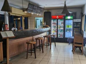 een bar in een restaurant met krukken en een bar bij Foyer du Marin in Douala
