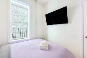 Een bed of bedden in een kamer bij Stylish and Cozy 2BD apartment