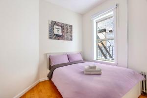 a bedroom with a bed and a window at Stylish and Cozy 2BD apartment in New York