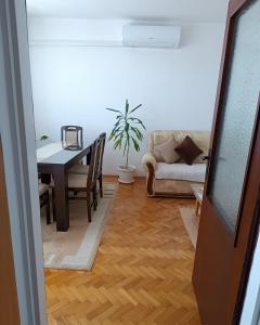 salon ze stołem i kanapą w obiekcie Apartman MIKA w mieście Zaječar