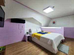 sypialnia z dużym łóżkiem i telewizorem w obiekcie Residence Yeoyu w mieście Guri