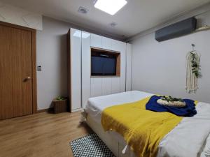 Residence Yeoyu客房内的一张或多张床位
