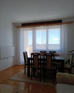 uma sala de jantar com mesa e cadeiras em Apartman MIKA em Zaječar