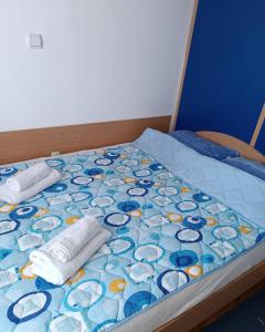 Łóżko lub łóżka w pokoju w obiekcie Apartman MIKA