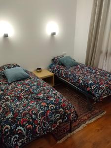 duas camas sentadas uma ao lado da outra num quarto em Appartement Fizu em El Serrat
