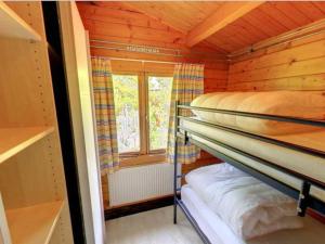 a bedroom with two bunk beds in a wooden cabin at Geniet van het leven.. in De boomklever in Diffelen