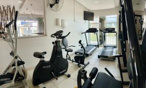 um ginásio com bicicletas e máquinas de andar numa sala em Gontijo Inn Hotel em Itajubá