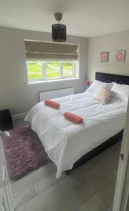 um quarto com uma cama com duas almofadas em Lovely 2 Bed, detached home. em Seacroft